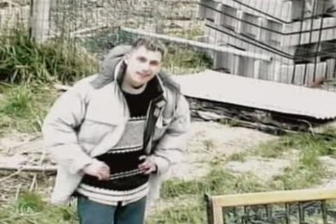 his sausage between his buns