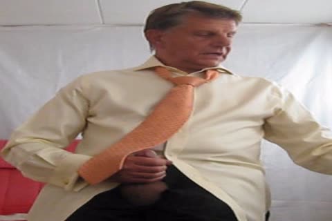 MASTURBATION WITH new YELLOW SHIRT 3rd Part  C'est Une Longue SÃ©ssion TrÃ¨s Jouissive. Je Commence Par Me Branler Avec Une Chemise Blanche , Puis Je Change Pour Une Chemise Jaune Et Toujours Avec La MÃªme Cravate.
It Is A long Very Awes