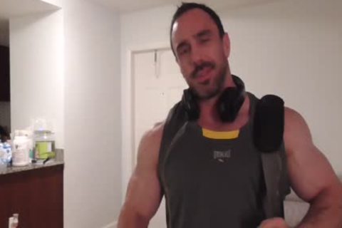 hairy Muscle Hunk Oils Up
