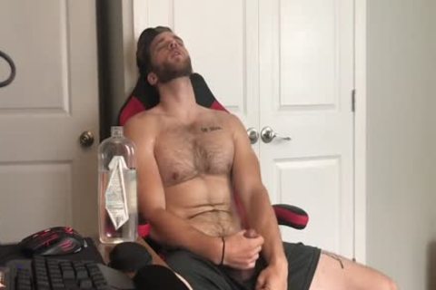 pretty Hunk Keeps Cumming