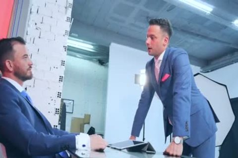 hammer A News Host
