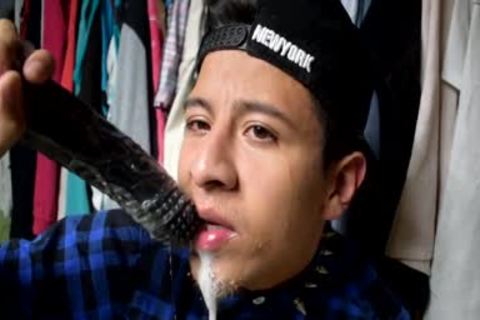 Montando sex dildo Negro En El Closet