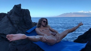 AlternaDudes: Thick Keleb yoga
