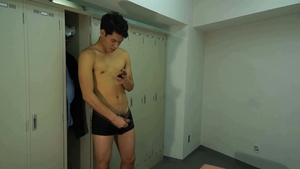 GayAsianNetwork - Leo tug job in office