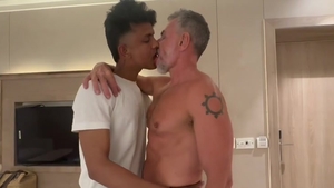 Indian dude pounds White Daddy In Hotel